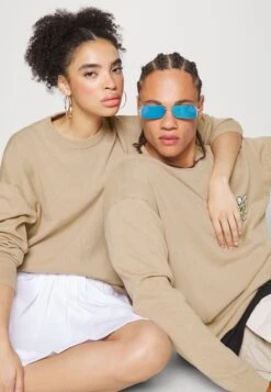 YOURTURN Crewneck With A Flower - Trui - Beige -Yourturn 719c98c1ebea493ba8f7fa6cb3bf6c53