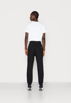 YOURTURN Unisex - Trainingsbroek - Black -Yourturn 93239351f3ae4382bd2bf96cade29d39