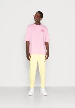 YOURTURN Nostalgia Future Tee Unisex - T-Shirt Print - Pink 8 YOURTURN Nostalgia Future Tee Unisex - T-Shirt Print - Pink -Yourturn a5a1a7b7ff9a43cb8b92ca005cdfd196